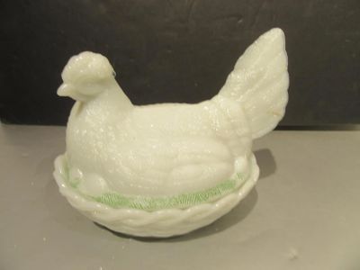 un petit poulet blanc posé sur une assiette, sur une table