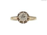 gros plan d'une bague en diamant sur fond blanc