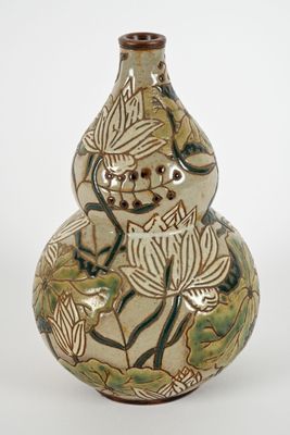 un vase avec un motif sur fond blanc