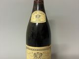 la bouteille de vin est posée sur la table sur la table