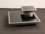 une table surmontée d'un plateau en verre