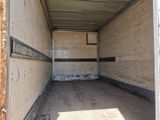 un camion vide dont la porte est ouverte à l'intérieur d'un bâtiment