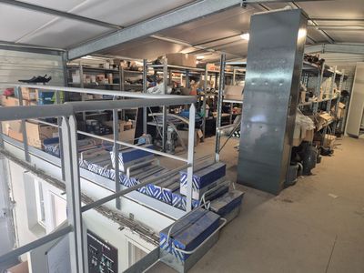 une image d'une usine avec de nombreuses machines