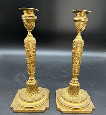 paire de bougeoirs anciens en laiton ornés de motifs floraux