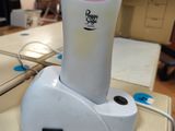 un biberon posé sur une table, à côté d'un chargeur