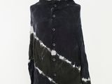 une veste tie-dye noire et blanche sur un mannequin
