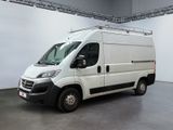 La camionnette blanche est garée dans la grande salle du bâtiment.