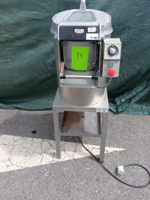 une machine posée par terre, sur laquelle est apposé un autocollant vert