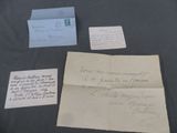 quelques vieilles lettres et enveloppes sont posées sur une table noire