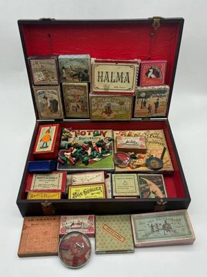 une valise contenant toutes sortes d'objets