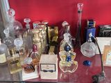une vitrine en verre sur laquelle sont disposées de nombreuses bouteilles différentes