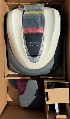 une boîte contenant une souris d'ordinateur, elle-même placée à l'intérieur