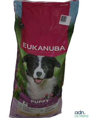 un sac de croquettes pour chien sur lequel est représenté le visage d'un chien