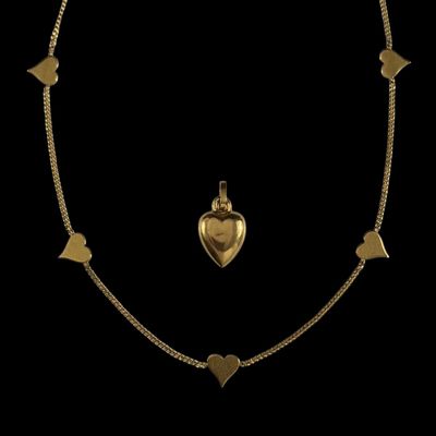 un collier en or orné de cœurs et d'un pendentif en forme de cœur