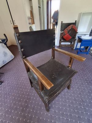 une chaise qui se trouve au milieu d'une pièce