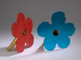 une paire de fleurs rouges et bleues sur un fond blanc