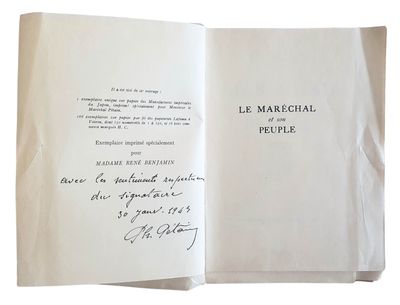 un livre ouvert, sur lequel figure un titre écrit à la main, posé sur une table
