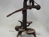 pressoir à vin ancien en fonte avec une poignée en bois, sur fond blanc