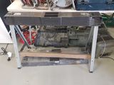 une machine posée sur une table