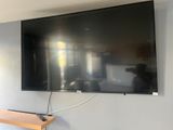 un téléviseur à écran plat fixé au mur d'un salon
