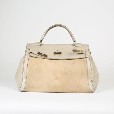 un sac à main en cuir blanc et beige avec des finitions dorées