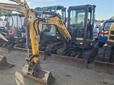 de nombreux engins de chantier de différents types garés sur un parking