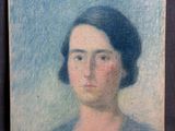 un vieux tableau représentant une femme en robe bleue sur fond noir