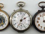 trois types différents de montres de poche sont présentés sur une surface blanche