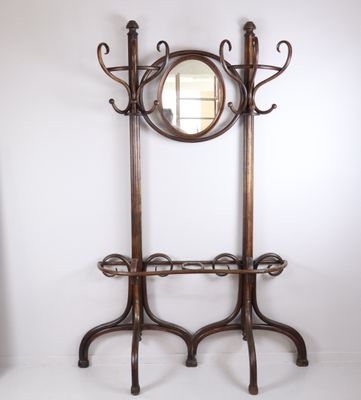 un porte-manteau muni d'un miroir