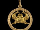 une image représentant un pendentif en or orné d'un crabe
