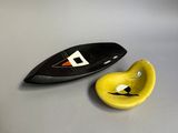 un petit objet jaune sur lequel se trouve un objet noir