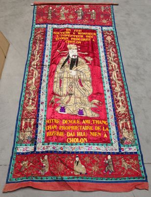 une image représentant un tissu rouge sur lequel figure le portrait d'un homme