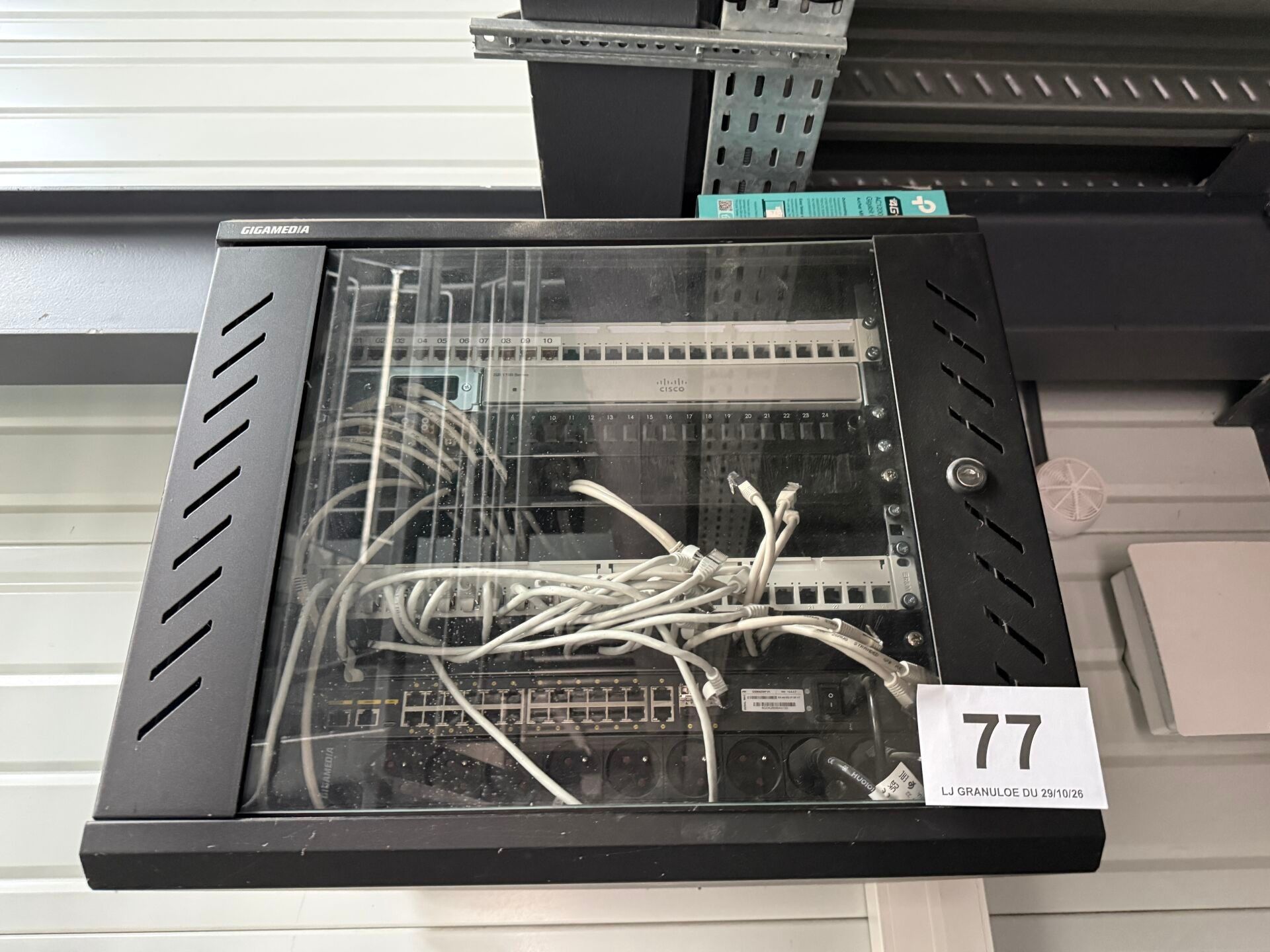 Baie informatique GIGAMEDIA comprenant :