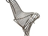 une sculpture d'oiseau en métal sur fond blanc, avec un fond blanc