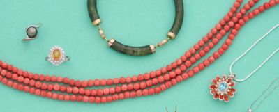 de nombreux colliers et bracelets de toutes sortes disposés sur un fond turquoise