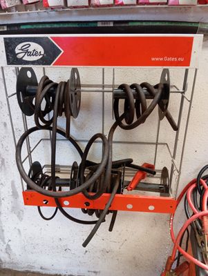 une photo d'un garage avec tout un tas de tuyaux