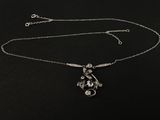 gros plan d'un collier sur une surface noire