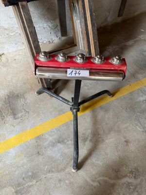 une photo d'une table sur laquelle se trouvent de nombreux objets