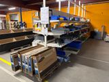 de nombreux cartons et boîtes sur les étagères de l'entrepôt