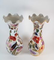 Deux vases à col corolle en porcelaine émaillée polychrome e… (photo 2)