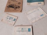 quelques vieilles voitures sont posées sur une table, à côté de quelques vieux livres