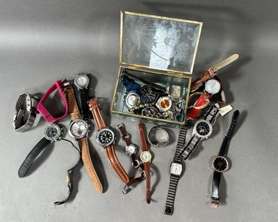 de nombreuses montres différentes et d'autres montres dans une boîte
