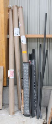 de nombreux rouleaux de carton posés les uns à côté des autres sur le sol