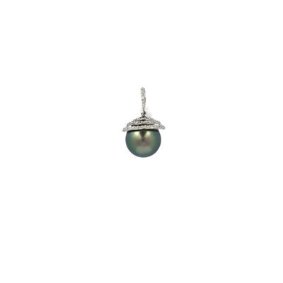 une image représentant un pendentif composé d'une perle noire et de diamants, sur fond blanc
