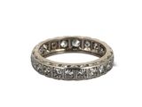 gros plan d'une bague en diamant sur fond blanc