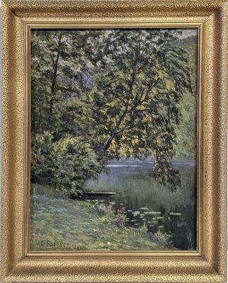 une peinture à l'huile représentant un arbre au bord d'un lac, dans un cadre doré