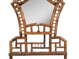 un miroir posé sur une étagère sur laquelle se trouve un miroir