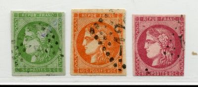 quatre timbres de couleurs différentes sur un fond blanc