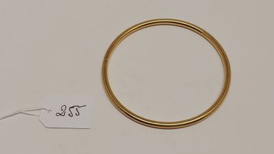 Gros plan sur une bague en or portant une étiquette