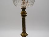 une lampe à l'ancienne surmontée d'un globe en verre